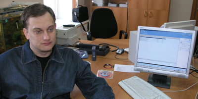 Директор библиотеки Игорь Василевских за компьютером, на котором установлен MixPlay 1.0